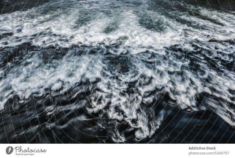 Aufquellendes Wasser in breiter Spur auf der Oberfläche Hintergrund Nachlauf Spritzer Langzeitbelichtung Segel MEER Meer Geschwindigkeit schnell Rippeln Kraft