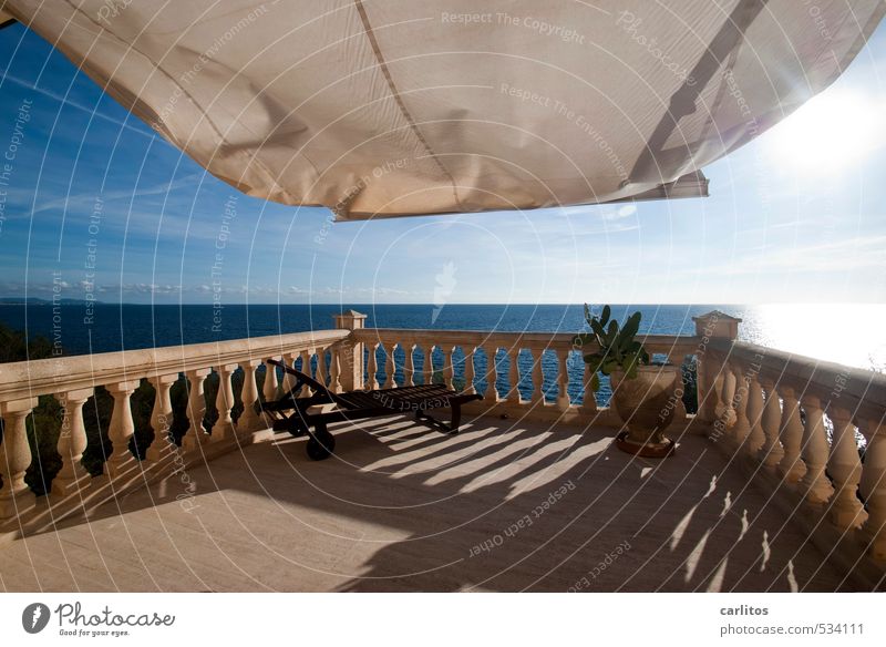 Leichte Brise Urelemente Erde Luft Wasser Himmel Sonne Sonnenlicht Schönes Wetter Wärme Balkon Terrasse ästhetisch Naturstein Säule Geländer Liegestuhl