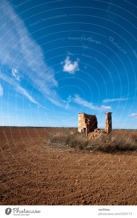 Kleine Finca auf dem Land Landschaft Erde Himmel Horizont Herbst Schönes Wetter Wärme Sträucher Mauer Wand alt Ruine verfallen Einsamkeit Ferne braun blau