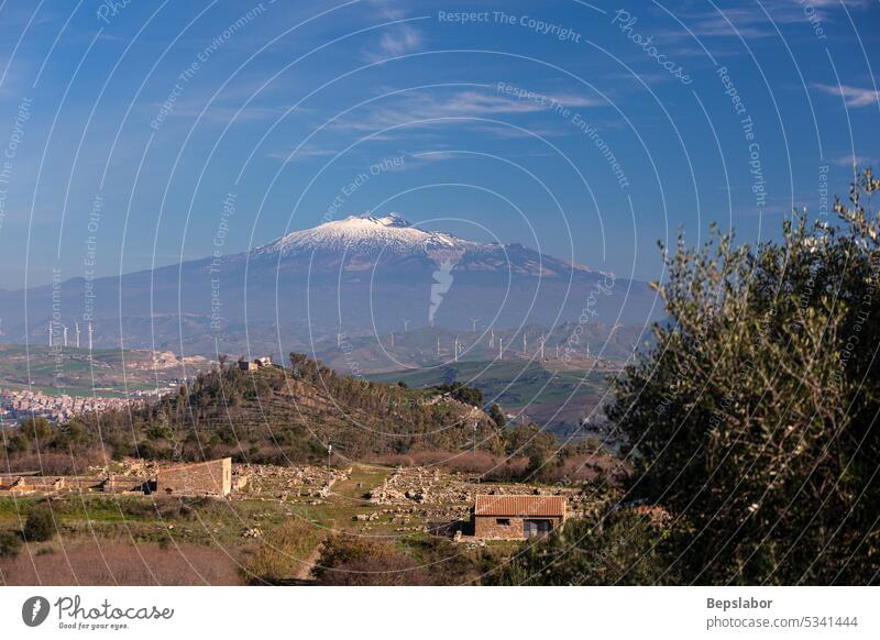 Der Ätna und der Panoramablick auf die antike griechische Stadt Morgantina in Sizilien Archäologie Ruine Italien Standort Agora archäologisch enna morgantina