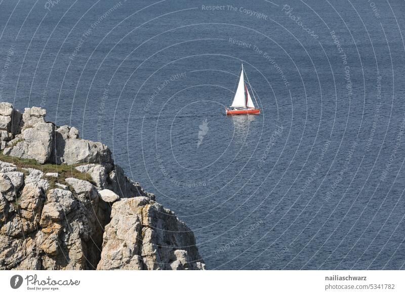 Segelboot Felsenküste frisch Seeufer Idylle schön gigantisch Unendlichkeit Sommerurlaub natürlich Felsvorsprung Surfen Surfers Paradise Sandstrand Erholung Tag