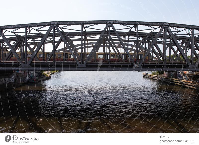 Brücke mit S Bahn über die Spree Elsenbrücke Berlin SBahn Friedrichshain Treptow Farbfoto Verkehr Stadt Großstadt Hauptstadt Deutschland Architektur