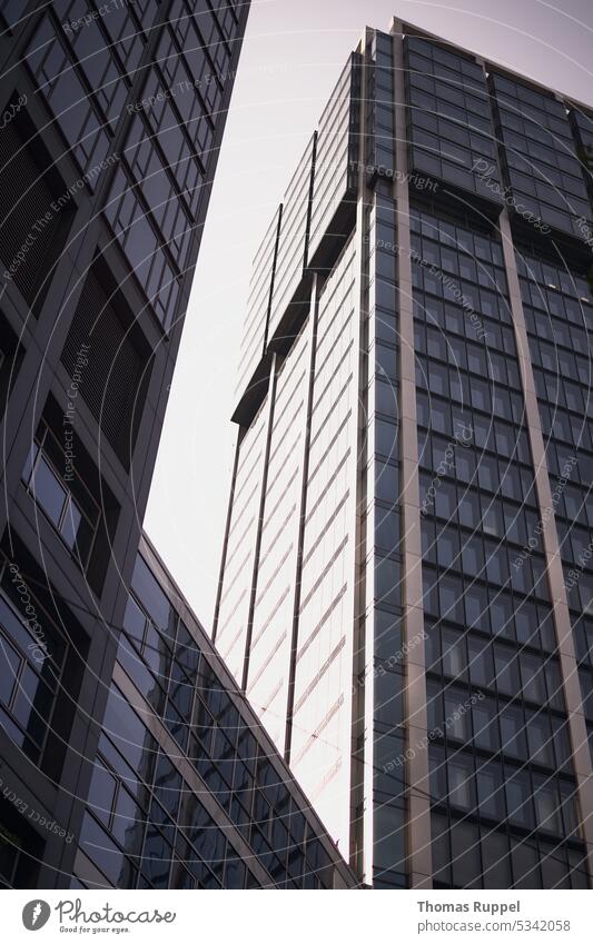 Hochhaus Wolkenkratzer Gebäude Architektur Design Linie abstrakt Perspektive Fotografie Symmetrie Stadt Kontrastreich Fassade hoch modern Bauwerk ästhetisch