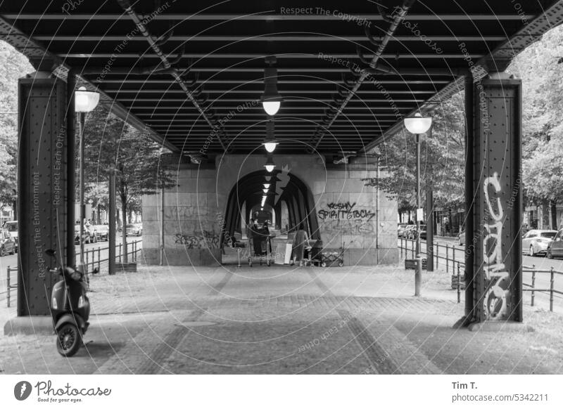 Obdachlos unter dem Viadukt Prenzlauer Berg Armut obdachlos s/w Schönhauser Allee Berlin Hauptstadt Stadt Stadtzentrum Außenaufnahme Altstadt Schwarzweißfoto