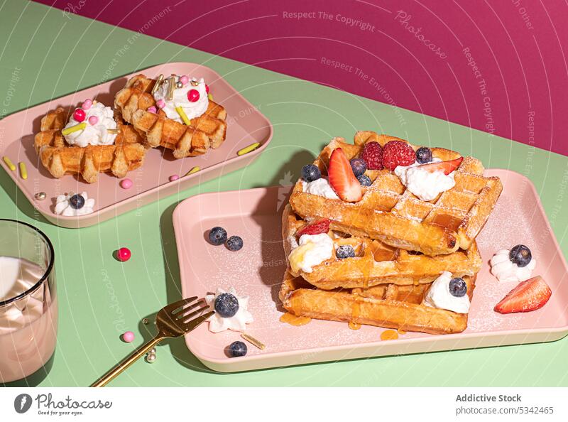 Waffeln garniert mit Himbeeren und Heidelbeeren Frühstück Bäckerei Blaubeeren selbstgemacht Morgen trinken Beeren Frucht farbenfroh Gabel Erdbeeren traditionell