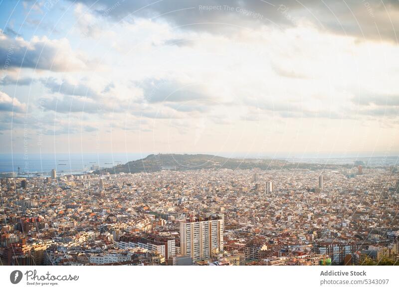 Zeitgenössisches Stadtbild mit Wohnarchitektur im Tageslicht Gebäude Großstadt Architektur Landschaft MEER wohnbedingt Haus Blauer Himmel Infrastruktur Sommer