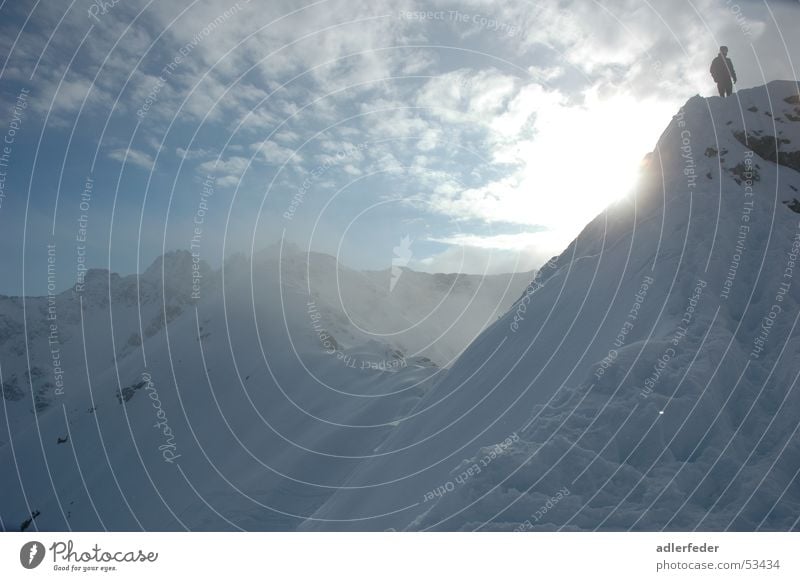 So Hoch Und Dennoch Erreichbar Wolken klein groß weiß erreichbar Ferne Skifahrer bezwingbar leicht Macht Berge u. Gebirge Alpen Sonne Mensch Schnee Himmel blau