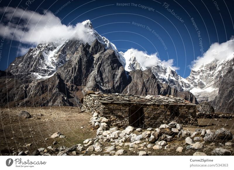 Steinzeit Natur Landschaft Urelemente Wolken Nebel Eis Frost Schnee Felsen Berge u. Gebirge Gipfel Schneebedeckte Gipfel Menschenleer Haus Mauer Wand Sicherheit