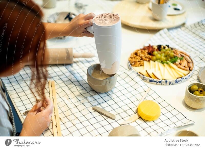 Bäuerin trocknet Tonkrug in der Werkstatt Frau Töpferwaren Tasse machen vorbereiten Arbeit handgefertigt professionell trocknen Fähigkeit Keramik Hobby kreieren