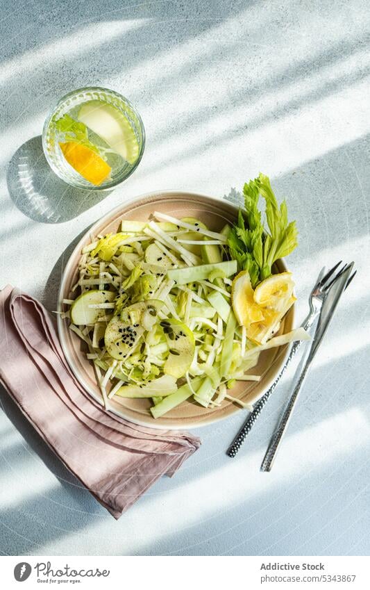 Gesunder Staudenselleriesalat mit Äpfeln und Kernen Salatbeilage Apfel Kohlgewächse Sellerie Beton Salatgurke Veganer Besteck Diät Vegetarier Lebensmittel