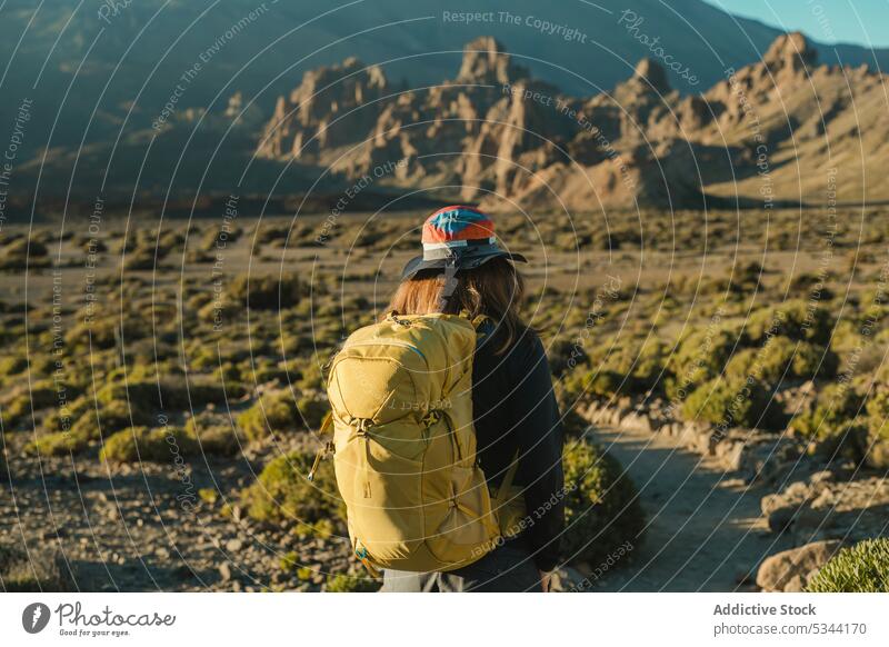 Unbekannter weiblicher Reisender bewundert Berge in der Natur Berge u. Gebirge Wanderung Tourist Spaziergang Ausflug Hochland Trekking Abenteuer Hügel erkunden