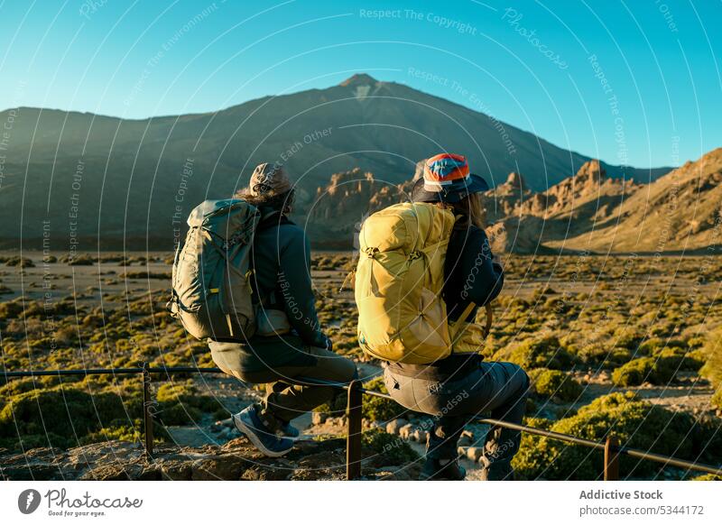 Anonyme Wanderer ruhen sich beim Trekking im Hochland aus Paar Reisender Wanderung Berge u. Gebirge Zaun Ausflug Tourist Natur Freund reisen Abenteuer Rucksack