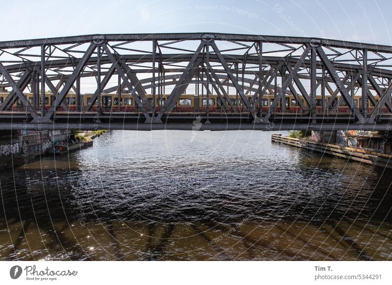 Elsenbrücke mit Bahn Berlin Brücke Spree SBahn Farbfoto Frühling Architektur Hauptstadt Stadt Außenaufnahme Deutschland Großstadt Stadtzentrum Menschenleer