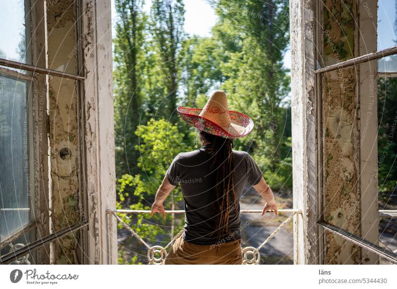 Lost Land Love ll Mein schönes Land Lost Place Haus Mann Sombrero Aussicht Fensterblick Fensterrahmen lost place Vergänglichkeit Wandel & Veränderung kaputt