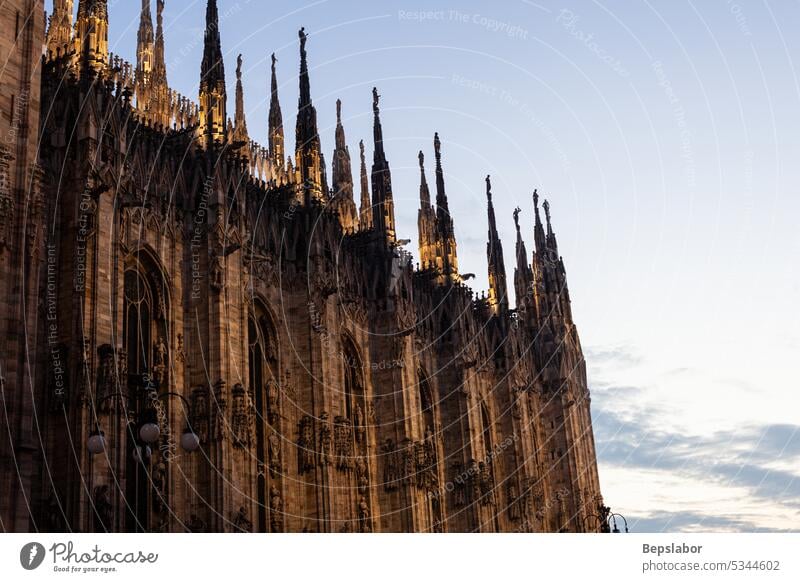 Schöne Mailänder Kathedrale Nahaufnahme Ansicht. Duomo di Milano Nahaufnahme Mailand Italien Bildhauerei Murmel Religion gotisch beleuchtet Sonnenuntergang