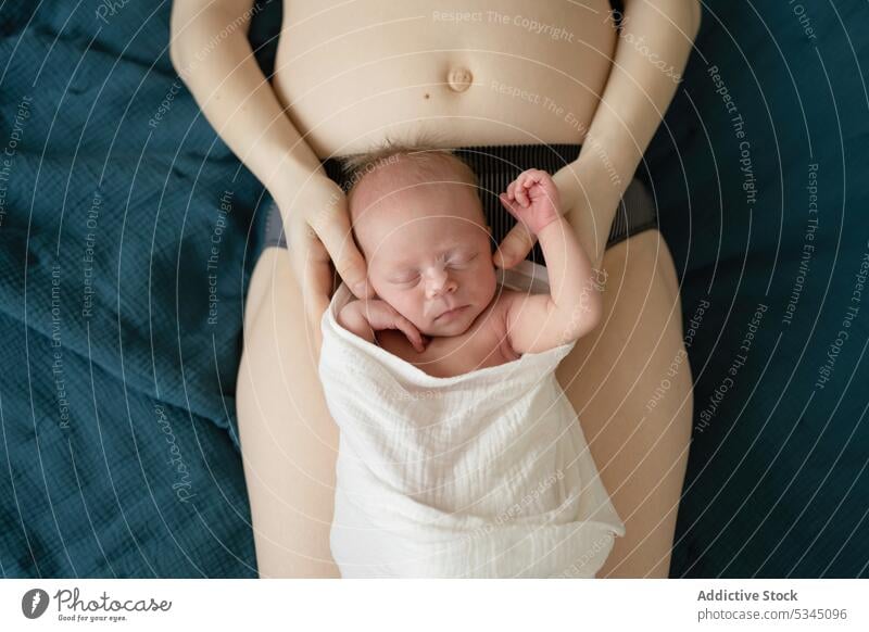 Crop Mama auf dem Bett liegend mit Neugeborenem Mutter Baby Säugling neugeboren schlafen verwundbar unverhüllt Kind unschuldig Komfort gemütlich friedlich Lügen