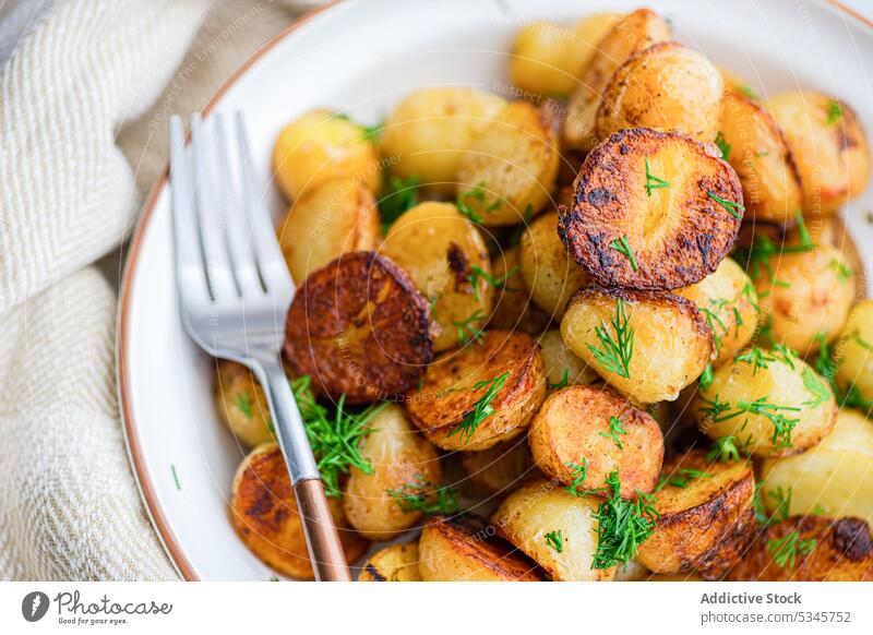 Frühlingskartoffel in Schale auf grauem Hintergrund Schalen & Schüsseln Besteck Diät Dill Abendessen Speise Teller bohren Lebensmittel frisch gebraten grün