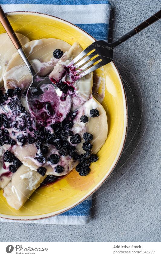 Leckere traditionelle ukrainische Knödel Hintergrund Beeren Blaubeeren gekocht Schalen & Schüsseln Keramik Besteck Teigwaren Dessert Speise Dressing