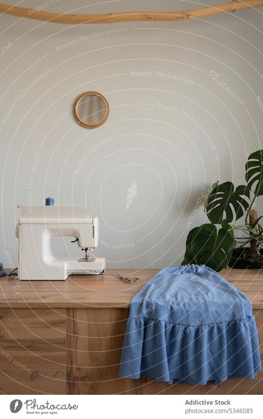 Moderne Nähmaschine und Stoff auf dem Tisch Atelier nähen Gewebe Design Industrie Material Herstellung Werkstatt Faser Handwerk modern Zeitgenosse kreativ Gerät