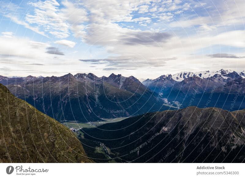 Verschneiter Gebirgskamm unter bewölktem Himmel Berge u. Gebirge Kamm Natur Landschaft Hochland Alpen Schnee Gipfel Umwelt felsig Berghang malerisch Felsen