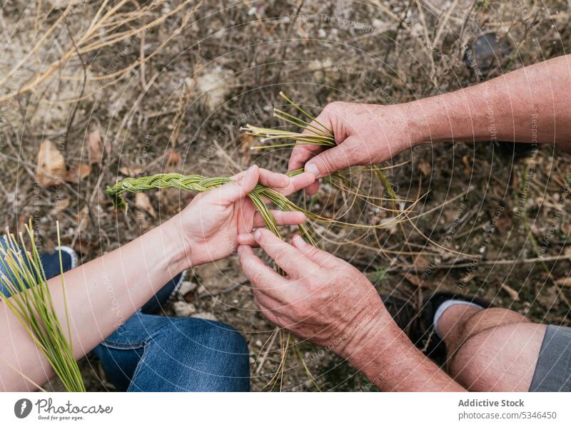 Frau mit Vater hält Halfah-Gras für Naturfaserhandwerk Mann machen handgefertigt esparto Geflecht abholen Landwirt Handwerk Familienunternehmen Ernte Gärtner