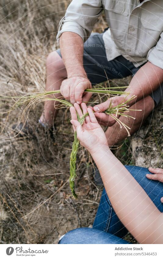 Frau mit Vater hält Halfah-Gras für Naturfaserhandwerk Mann machen handgefertigt esparto Geflecht abholen Landwirt Handwerk Familienunternehmen Ernte Gärtner