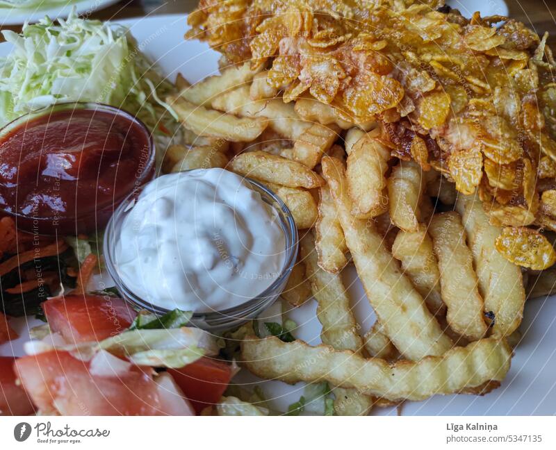 Pommes frites mit Schnitzel und Dip, Restaurantessen Essen lecker Kartoffeln Appetit & Hunger Fett Fries ungesund Ernährung Lebensmittel Foodfotografie Farbfoto