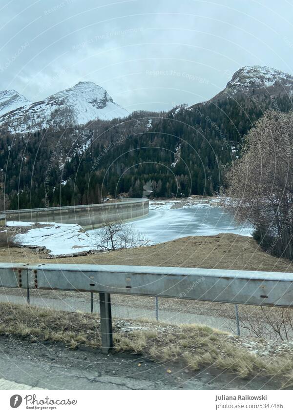 Aussicht auf verschneite Berge auf der Autofahrt Panorama (Aussicht) Berge u. Gebirge Himmel Alpen Winter Schweiz Wolken Schnee Landschaft kalt