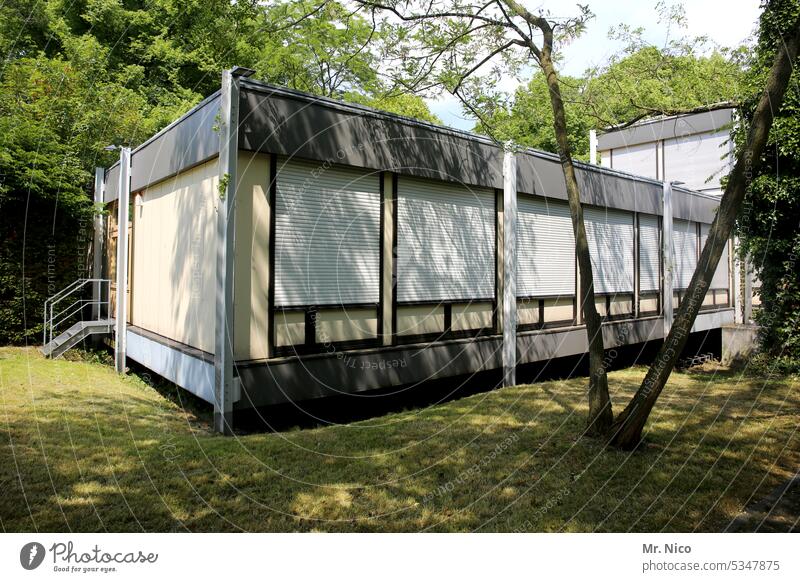 Seitenflügel Fenster geschlossen Gebäude Haus Architektur Rolladen Jalousie Sichtschutz verschlossen Rollladen Bürogebäude Rollo grau Schatten Schulgebäude