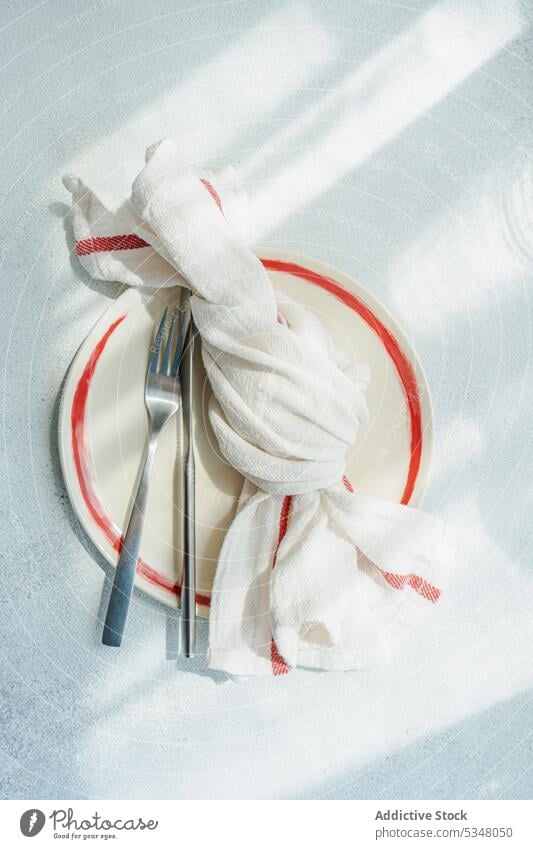 Minimalistisch gedeckter Tisch mit Tafelgeschirr Hintergrund Beton Besteck dunkel Diät Abendessen Essen Fasten Lebensmittel Mahlzeit sehr wenige Minimalismus