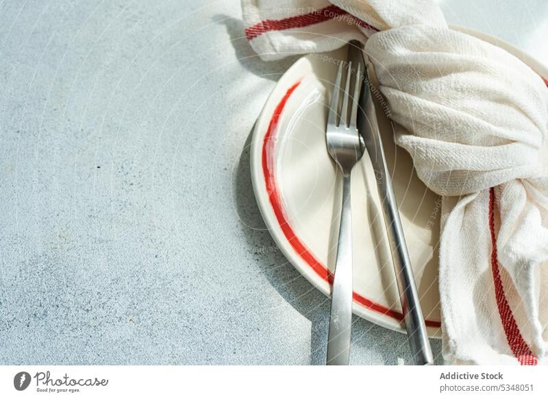 Minimalistisch gedeckter Tisch mit Tafelgeschirr Hintergrund Beton Besteck dunkel Diät Abendessen Essen Fasten Lebensmittel Mahlzeit sehr wenige Minimalismus