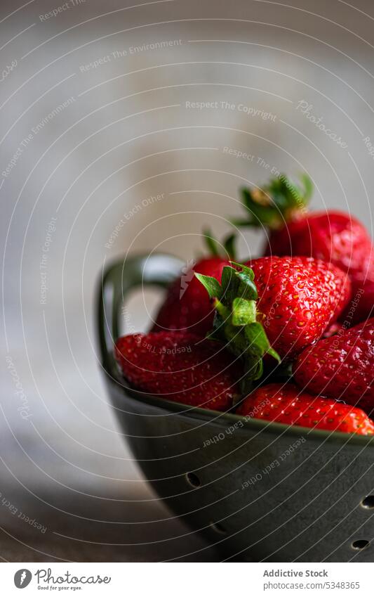 Frische Erdbeerfrüchte in der Schale Erdbeeren Beeren Schalen & Schüsseln Keramik abschließen Dessert Entzug Diät essen Essen Lebensmittel Frucht Feinschmecker