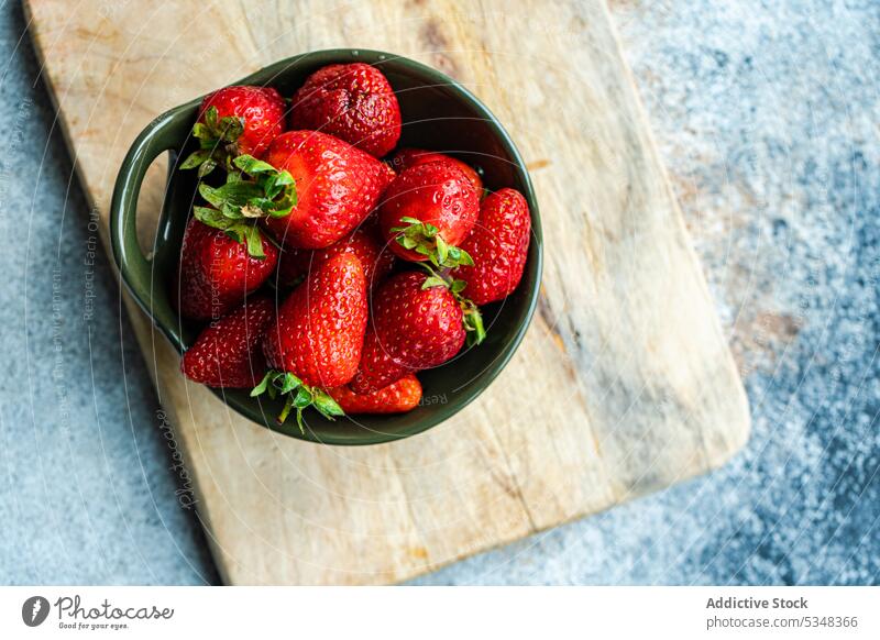 Frische Erdbeerfrüchte in der Schale Erdbeeren Beeren Schalen & Schüsseln Keramik abschließen Dessert Entzug Diät essen Essen Lebensmittel Frucht Feinschmecker