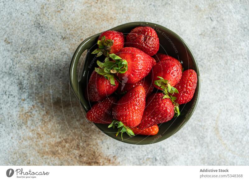 Frische Erdbeerfrüchte in der Schale Erdbeeren Beeren Schalen & Schüsseln Keramik abschließen Dessert Entzug Diät essen Essen Lebensmittel Frucht Feinschmecker