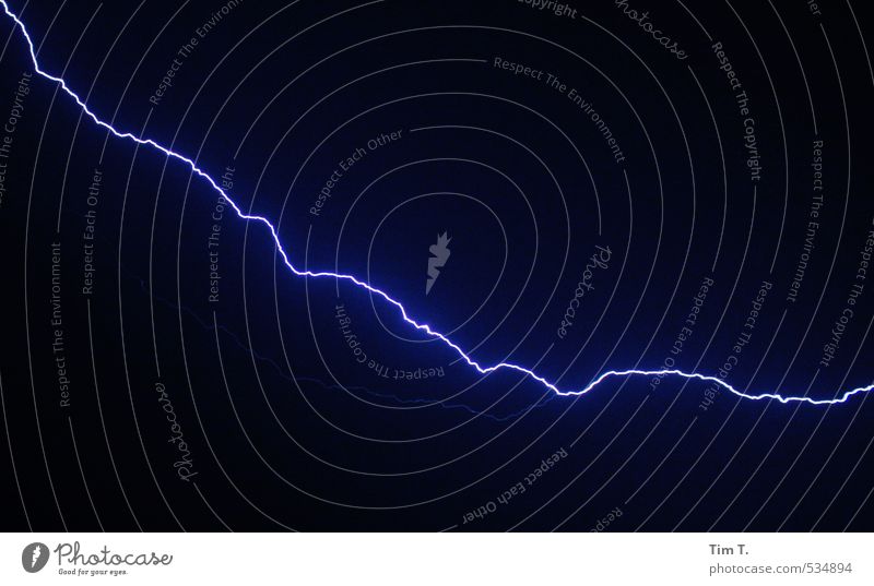 Blitz Donner Wetter Natur Nachthimmel schlechtes Wetter Unwetter Sturm Gewitter Blitze Berlin authentisch Farbfoto Außenaufnahme Menschenleer Licht