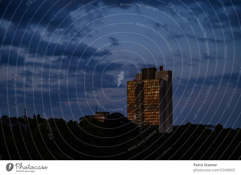 Hochhaus in der späten Abendsonne II Gebäude Architektur Himmel Haus blau Abendstimmung Wolken Bauwerk Abenddämmerung Sonnenuntergang Dämmerung Abendhimmel