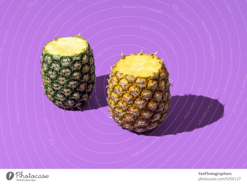 Ananas Frucht in hellem Licht minimalistisch auf einem lila Hintergrund kreisen Nahaufnahme Farbe Küche ausschneiden lecker Dessert Diät Lebensmittel frisch