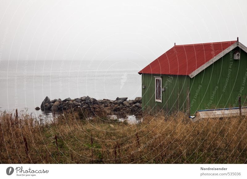 Lofoten, bleigraue See ruhig Meditation Tourismus Meer Urelemente schlechtes Wetter Nebel Regen Fischerdorf Haus Hütte Architektur Häusliches Leben dunkel