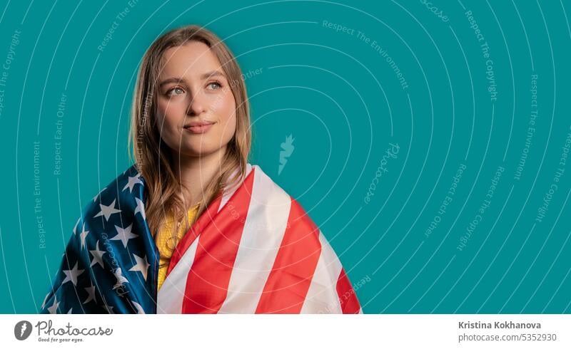 Stolze Frau mit nationaler USA-Flagge auf blauem Hintergrund.amerikanischer Patriot, US-Banner Afroamerikaner afroamerikanisch Amerikaner Stars and Stripes