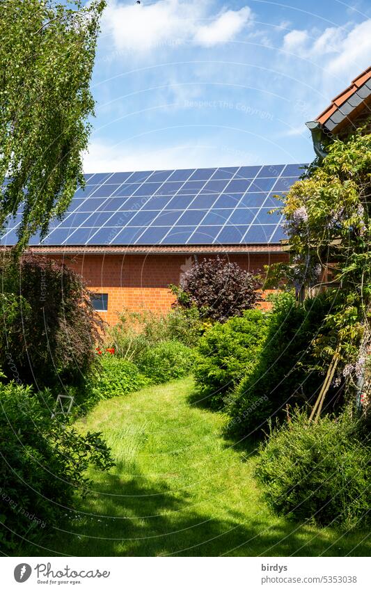 Photovoltaikanlage auf dem Dach eines bäuerlichen Anwesens Erneuerbare Energie Klimaschutz regenerative energie Energiegewinnung Bäume Garten Pflanzen