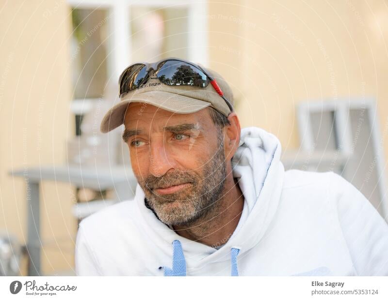 Porträt junger Mann, Dreitage Bart  blickt zur Seite Mensch Ein Mann allein Gesicht maskulin Farbfoto Männergesicht Ein junger erwachsener Mann Außenaufnahme