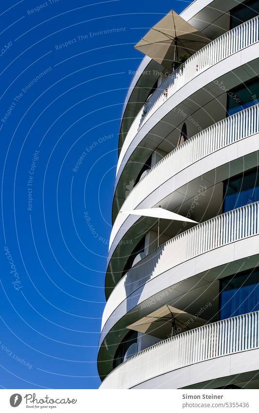 Balkone und Sonnenschirme balkon weisse häuserfassade haus bauwerk architektur blauer himmel somme sommer Architektur Gebäude Außenaufnahme Stadt Menschenleer