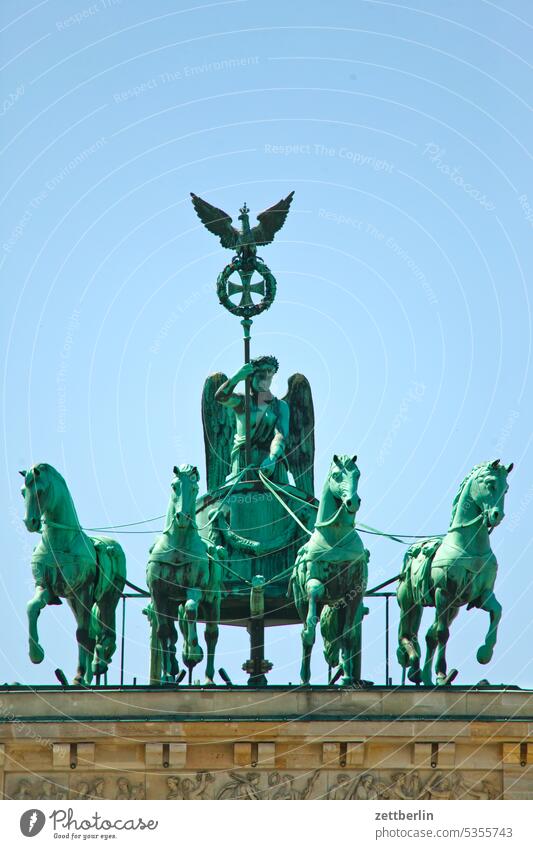 Brandenburger Tor, Quadriga frontal architektur Berlin Großstadt deutschland froschperspektive Gebäude Hauptstadt Himmel innenstadt langhans licht mitte Platz