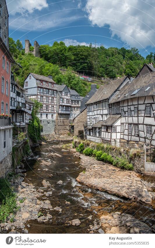 Fachwerkidylle an der Rur Monschau Eifel Fluss Rur Fachwerkhaus Himmelblau Historische Altstadt Malerisch Fachwerkhäuser Brücken Spiegelung Reflexion