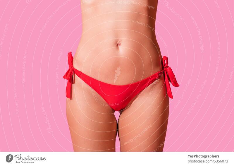 Roter Bikini Frau Taille isoliert auf rosa Hintergrund. Reife Frau fit Körper 40s Strand schön Schönheit hell Nahaufnahme Farbe Konzept cool Design elegant Mode