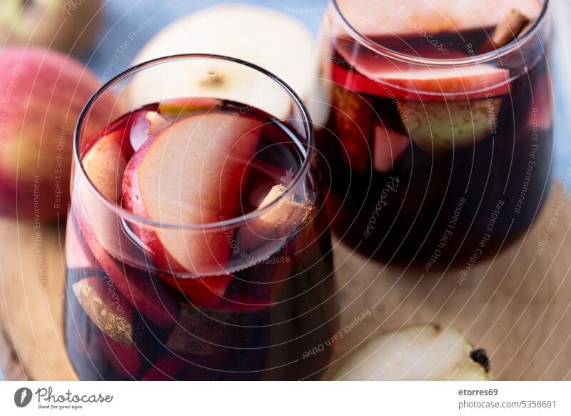 Herbst-Sangria mit Birne und Apfel auf blauem Hintergrund Alkohol Getränk Apfelwein Zimt Cocktail kalt lecker trinken frisch Frucht Glas selbstgemacht