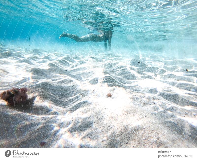 Frau unter Wasser Meer Schwimmen spaß mittelmeer floating Schwimmen & Baden Mittelmeer Sommer Ferien & Urlaub & Reisen Wellen Tourismus Erholung Farbfoto