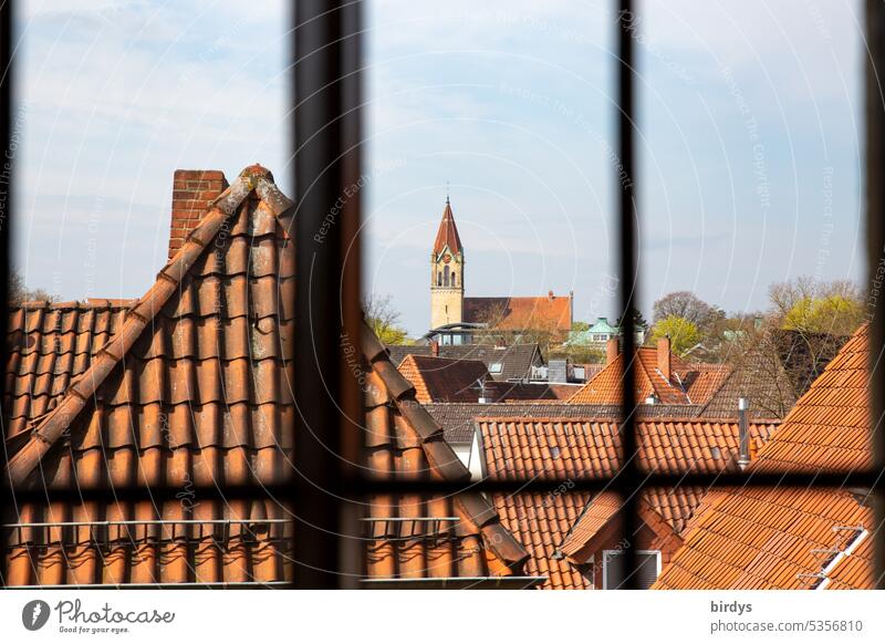 Blick durch ein Sprossenfenster auf die Bergkirche Osnabrück Kirche Dächer Altstadt Dächerlandschaft Fensterblick Christentum evangelisch evangelische kirche