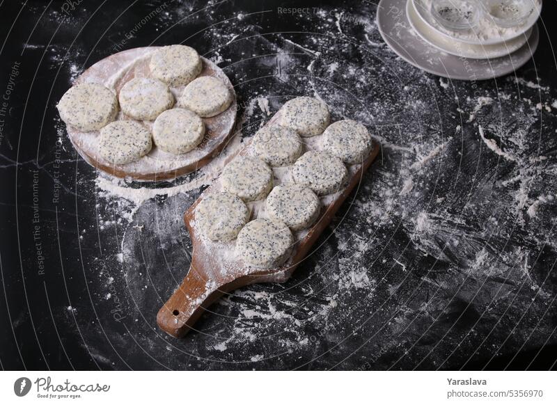 Foto von halbgebackenen Käsekuchen auf einem Brett Protein Frühstück Objekt Essen Küche Hüttenkäse Dessert Lebensmittel süß weiß Gesundheit selbstgemacht Sommer