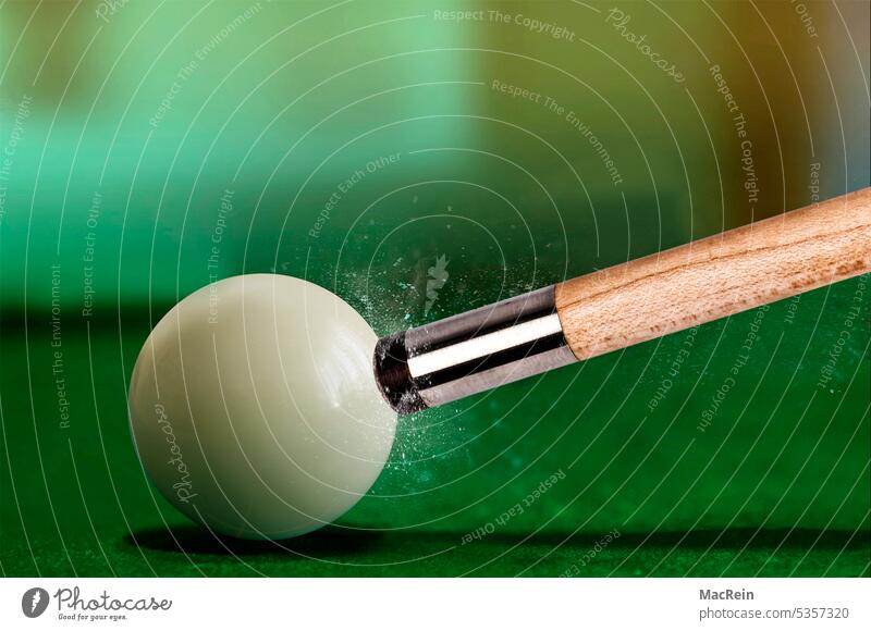 Billardstock trifft auf Billardkugel Billardspiel Billardtisch billard kö Kugel Sport stoßen Gesellschaftsspiel keine Personen Kreide menschenleer niemand